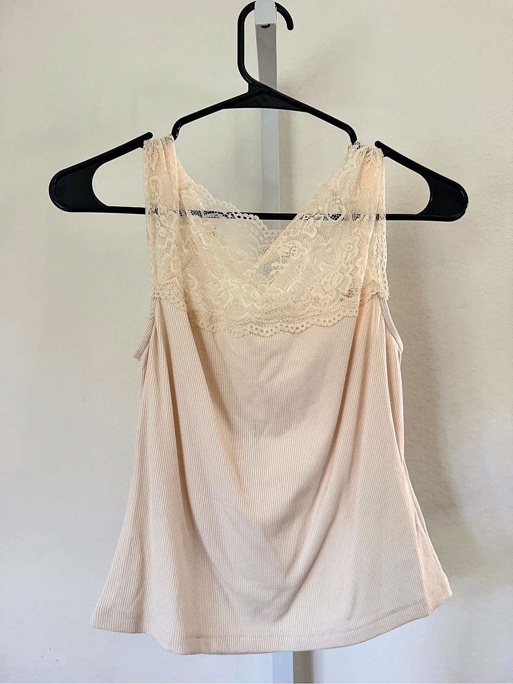 le lis Lace Trim Camisole in Pink Size Small NWT